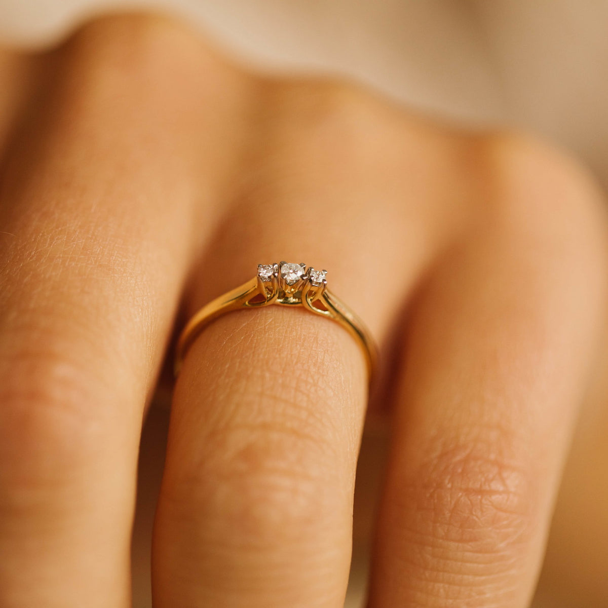 Emma ring i 14 karat gult gull med diamanter 0,08 ct, bilde 4 av 4