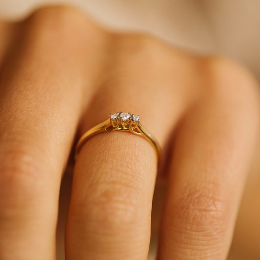 Emma ring i 14 karat gult gull med diamanter 2,6 mm, bilde 2 av 4