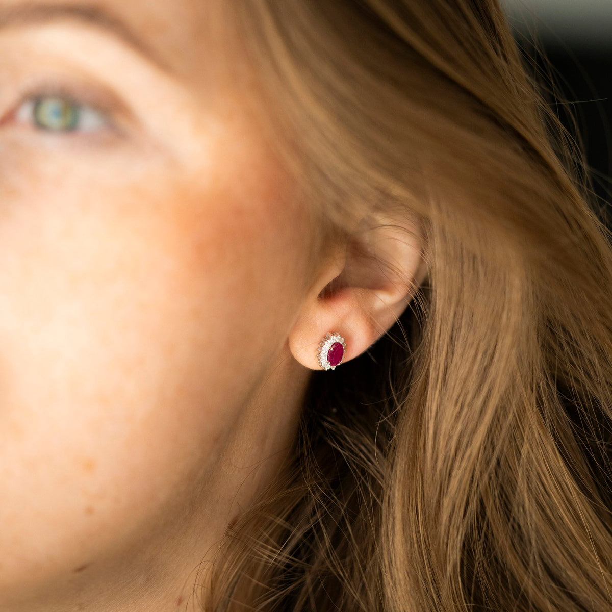 Øredobber i 14 karat hvitt gull med diamant og rubin 0,28 ct, bilde 2 av 4