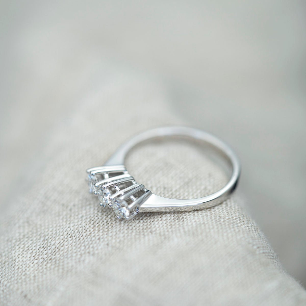 Ring i 14 karat hvitt gull med diamant 0,45 ct, 3-stens, bilde 2 av 3