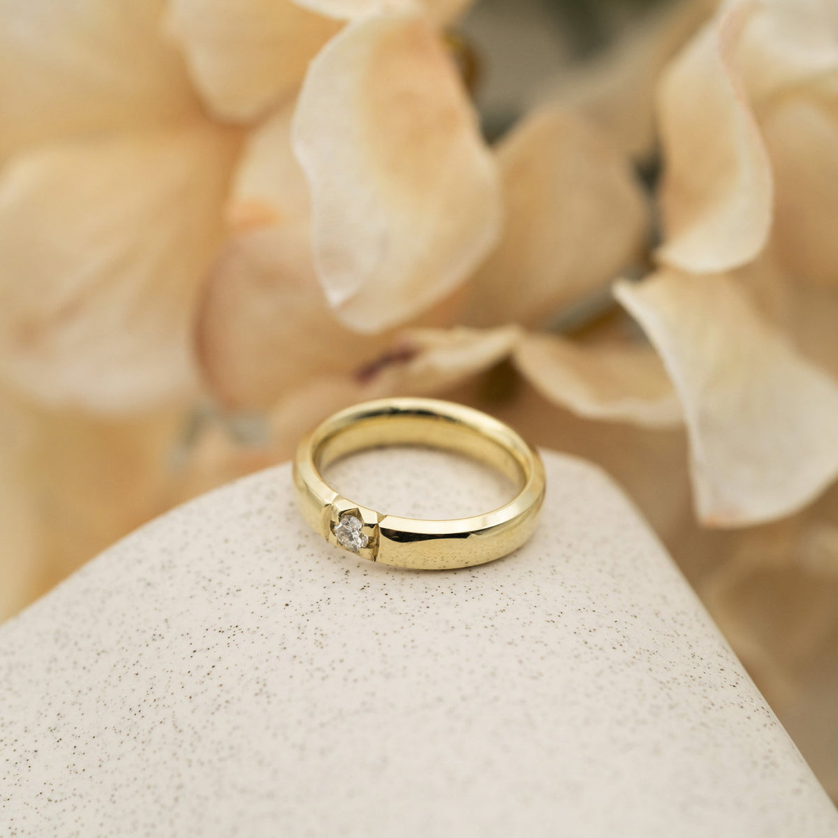 Beta alliansering i 14 karat gult gull med diamant 0,10 ct, 4,2 mm, bilde 3 av 3