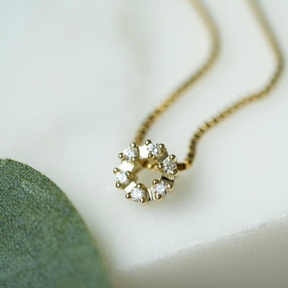 Anheng i gull med diamant 0,12 ct