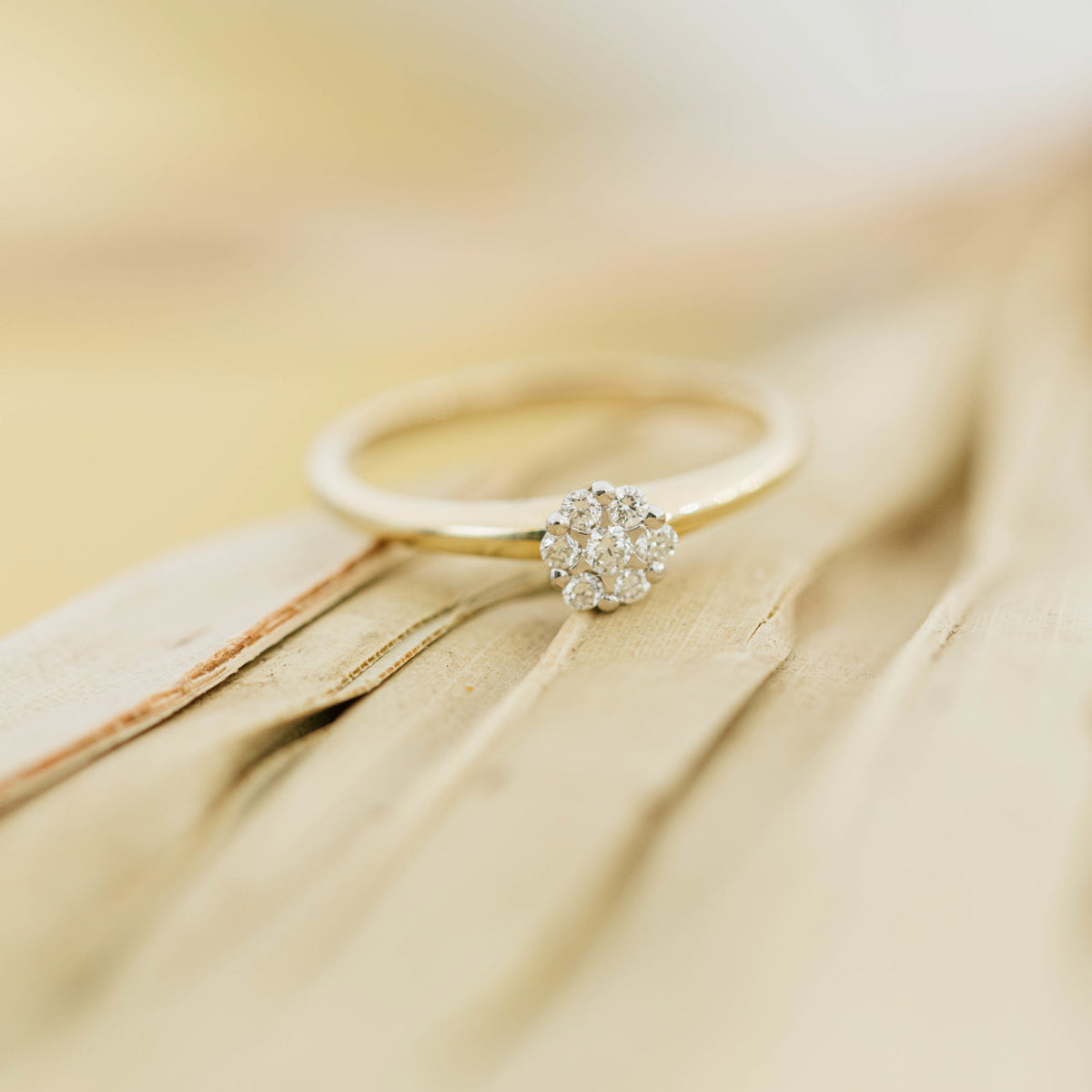 Ring i 14 karat tofarget gull med diamant 0,12 ct, 4,8 mm bred, bilde 4 av 4
