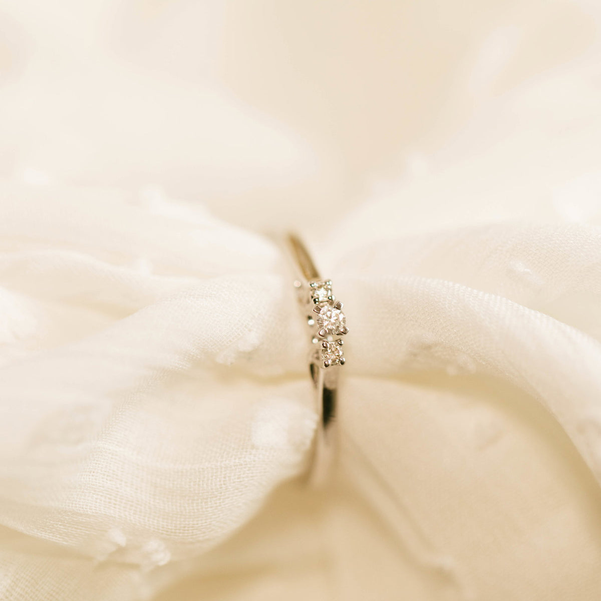 Emma ring til dame i 585 hvitt gull med diamant 0,08 ct WP, 2,6 mm, str. 48-60