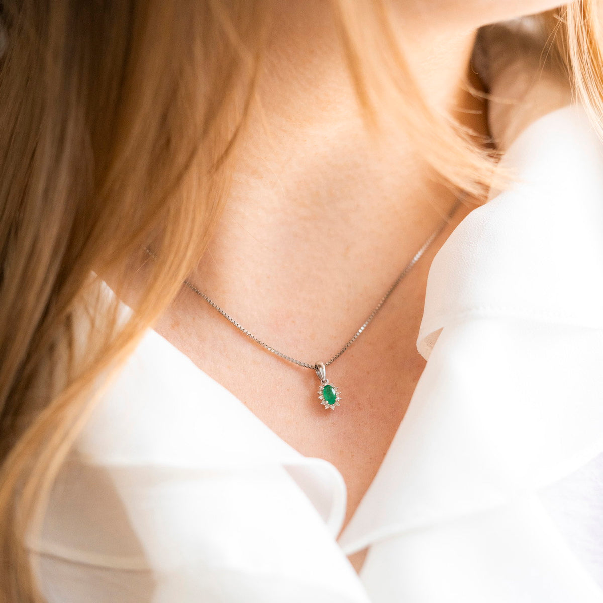Anheng i 14 karat hvitt gull med smaragd og diamant 0,04 ct, bilde 2 av 4