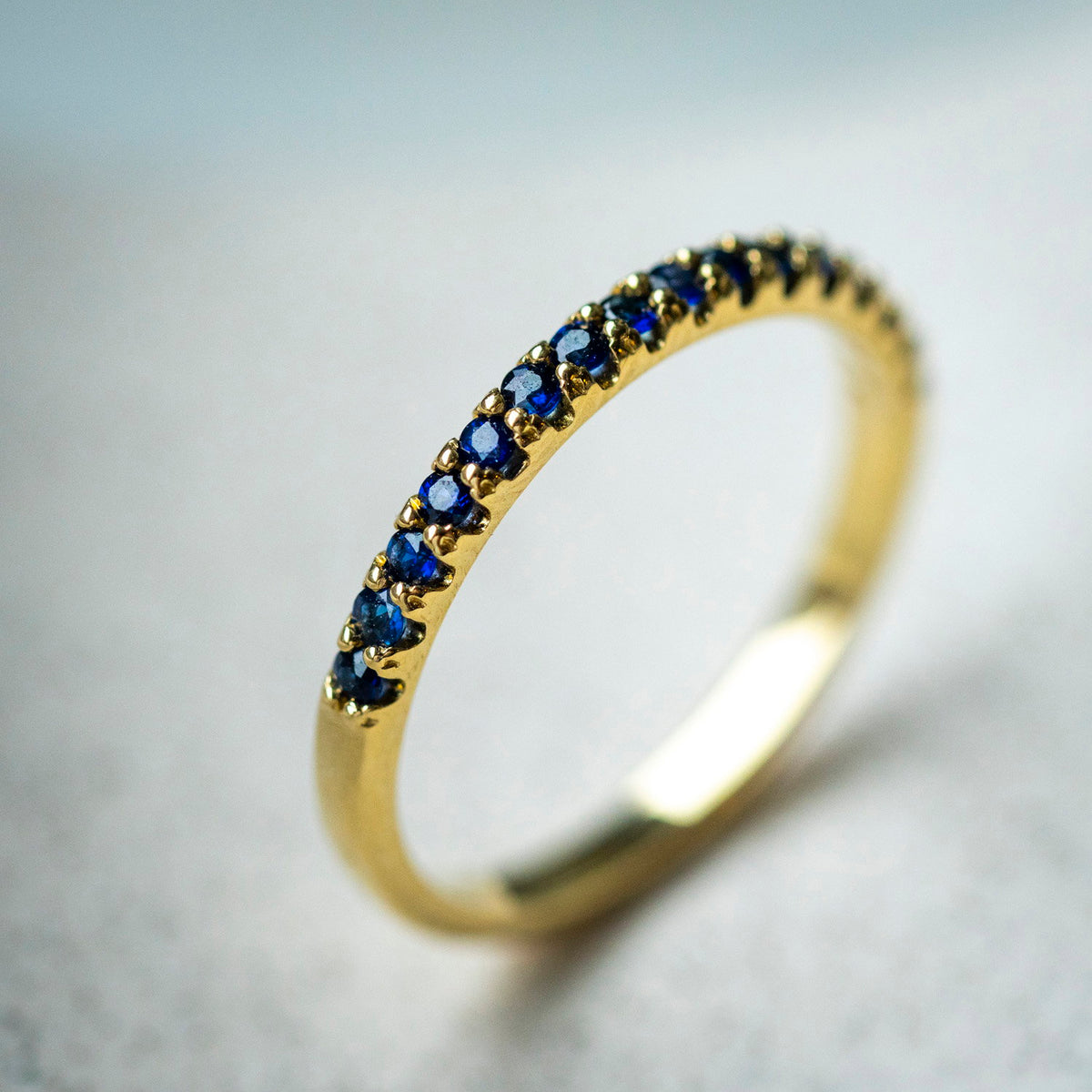 Ring i 14 karat gult gull med safir, bilde 2 av 4