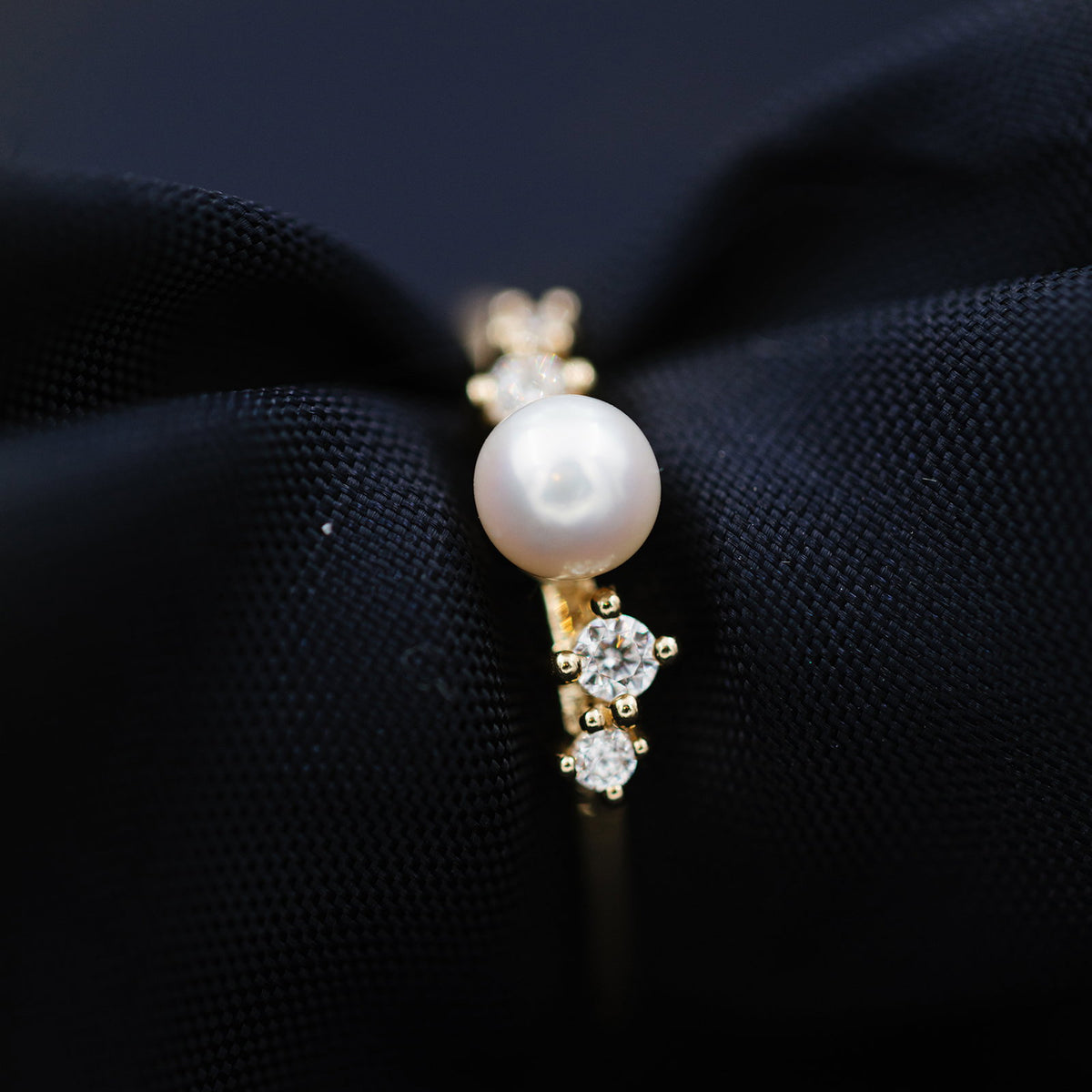 Ring i 585 gult gull med ferskvannsperle og zirkonia 4,3 mm, bilde 2 av 4