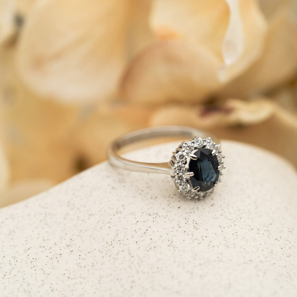 Ring i rhodinert hvitt gull med safir og diamant 10,5 mm, bilde 4 av 4