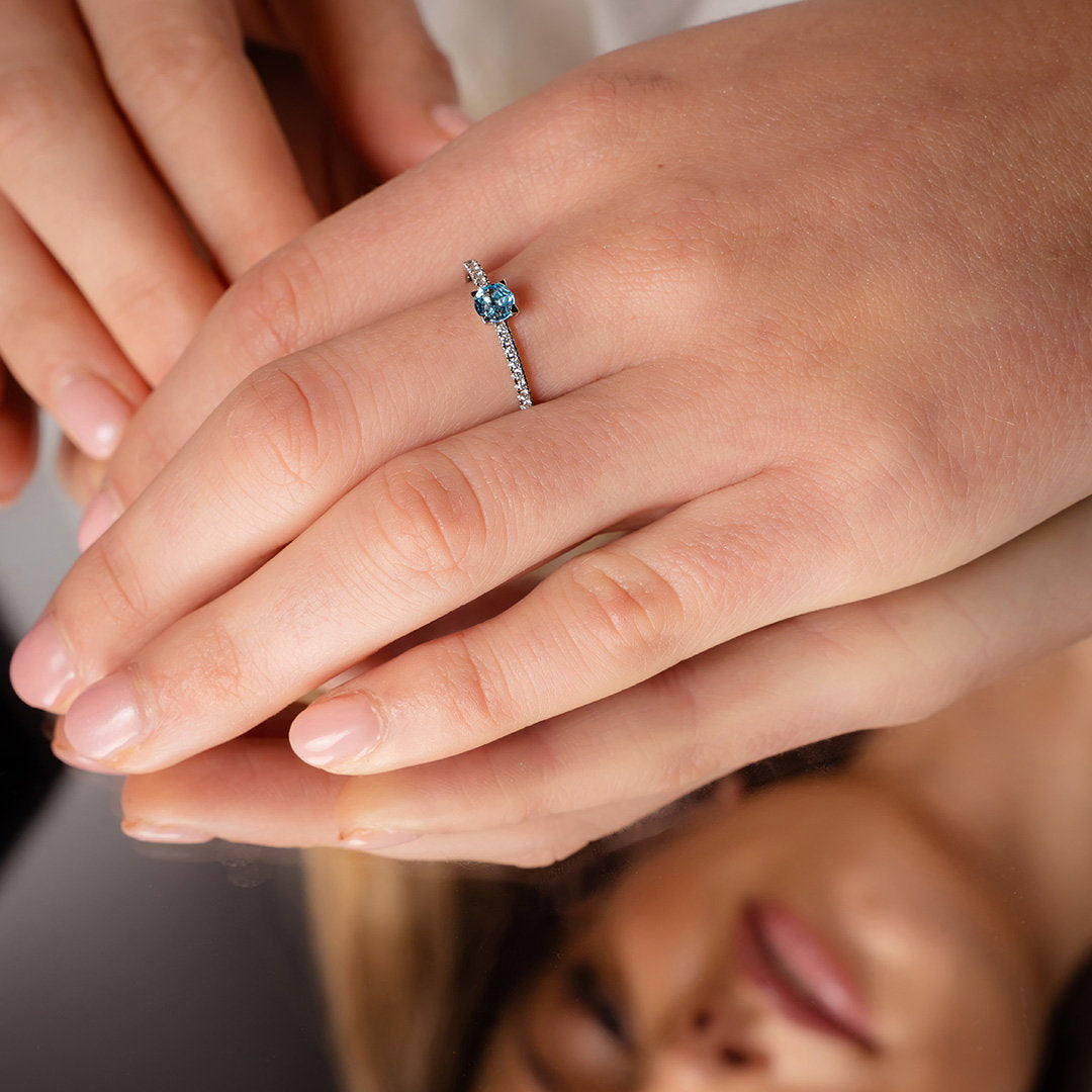 Ring i 14 karat hvitt gull med blå topas og diamanter 4 mm, bilde 2 av 3