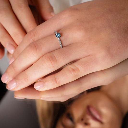 Ring i 14 karat hvitt gull med blå topas og diamanter 4 mm, bilde 2 av 3