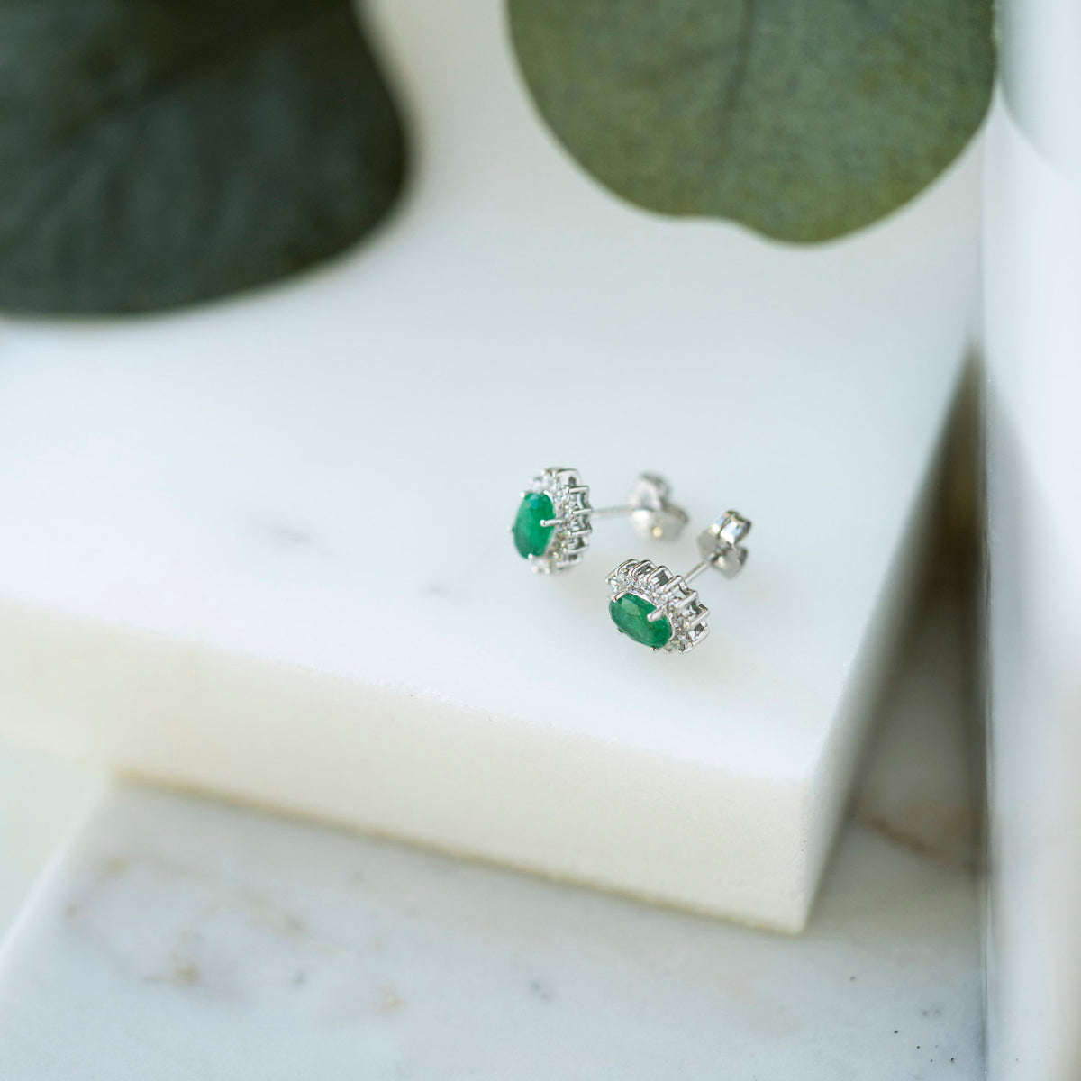 Øredobber i 14 karat hvitt gull med diamant og smaragd 0,28 ct, bilde 3 av 4