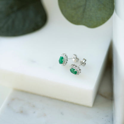 Øredobber i 14 karat hvitt gull med diamant og smaragd 0,28 ct, bilde 3 av 4