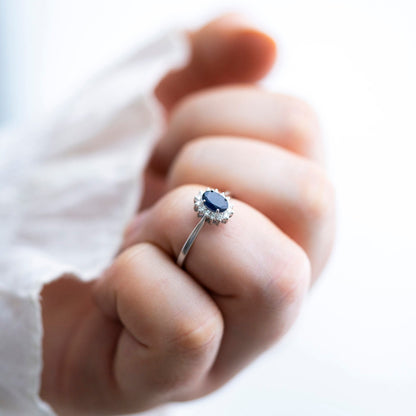 Ring i hvitt gull med safir og diamant 0,14 ct, 9 mm, bilde 2 av 4