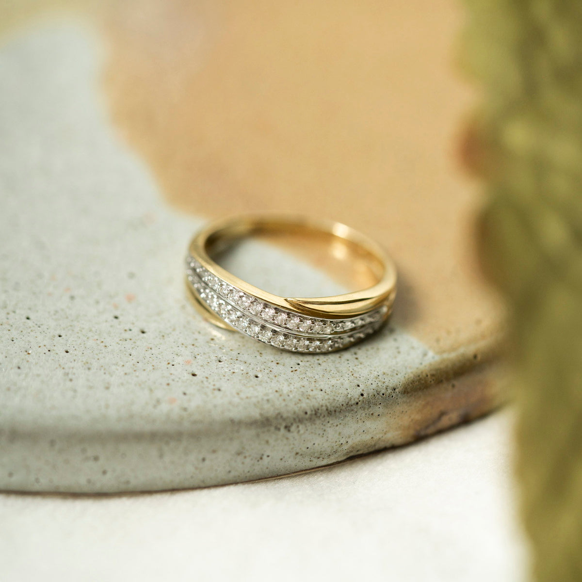 Ring i 585 gult gull med diamanter 0,10 ct, 5,5 mm bred, bilde 4 av 4