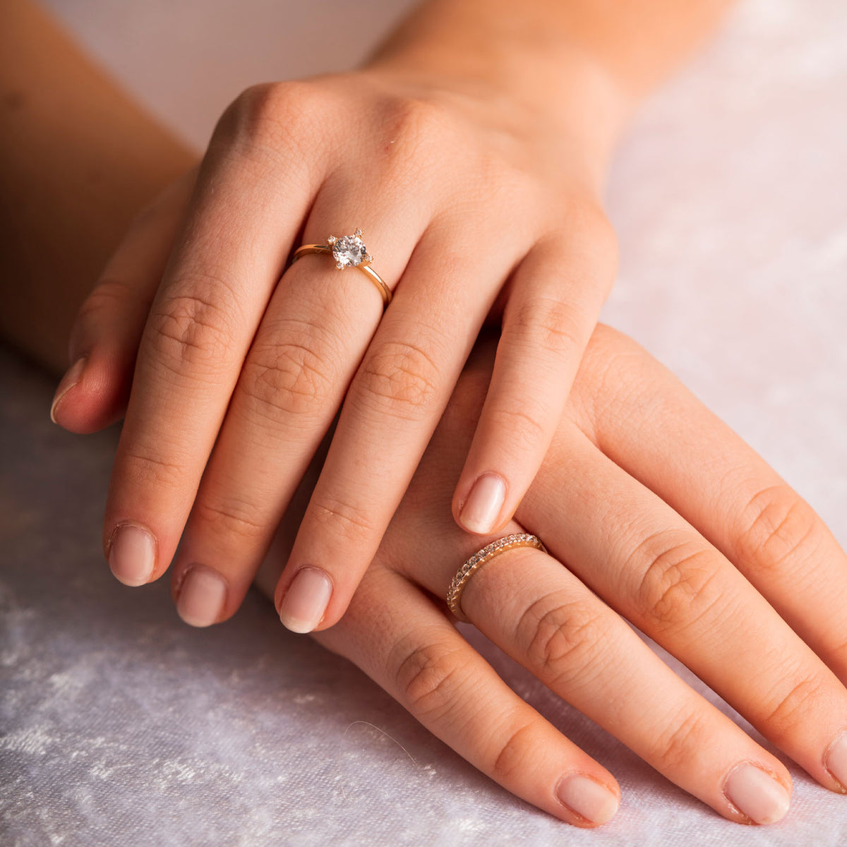 Ring i 585 gult gull med zirkonia, 1,8 mm bred, bilde 3 av 3