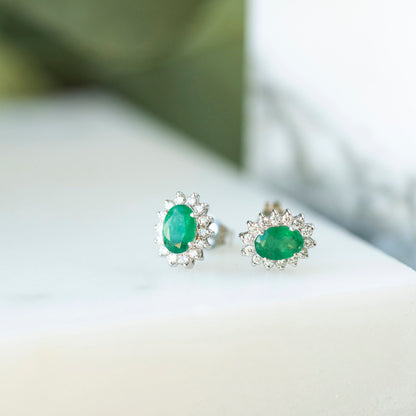 Øredobber i 14 karat hvitt gull med diamant og smaragd 0,28 ct, bilde 4 av 4