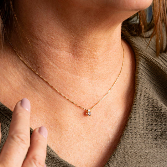 Anheng i gull med diamant 0,04 ct