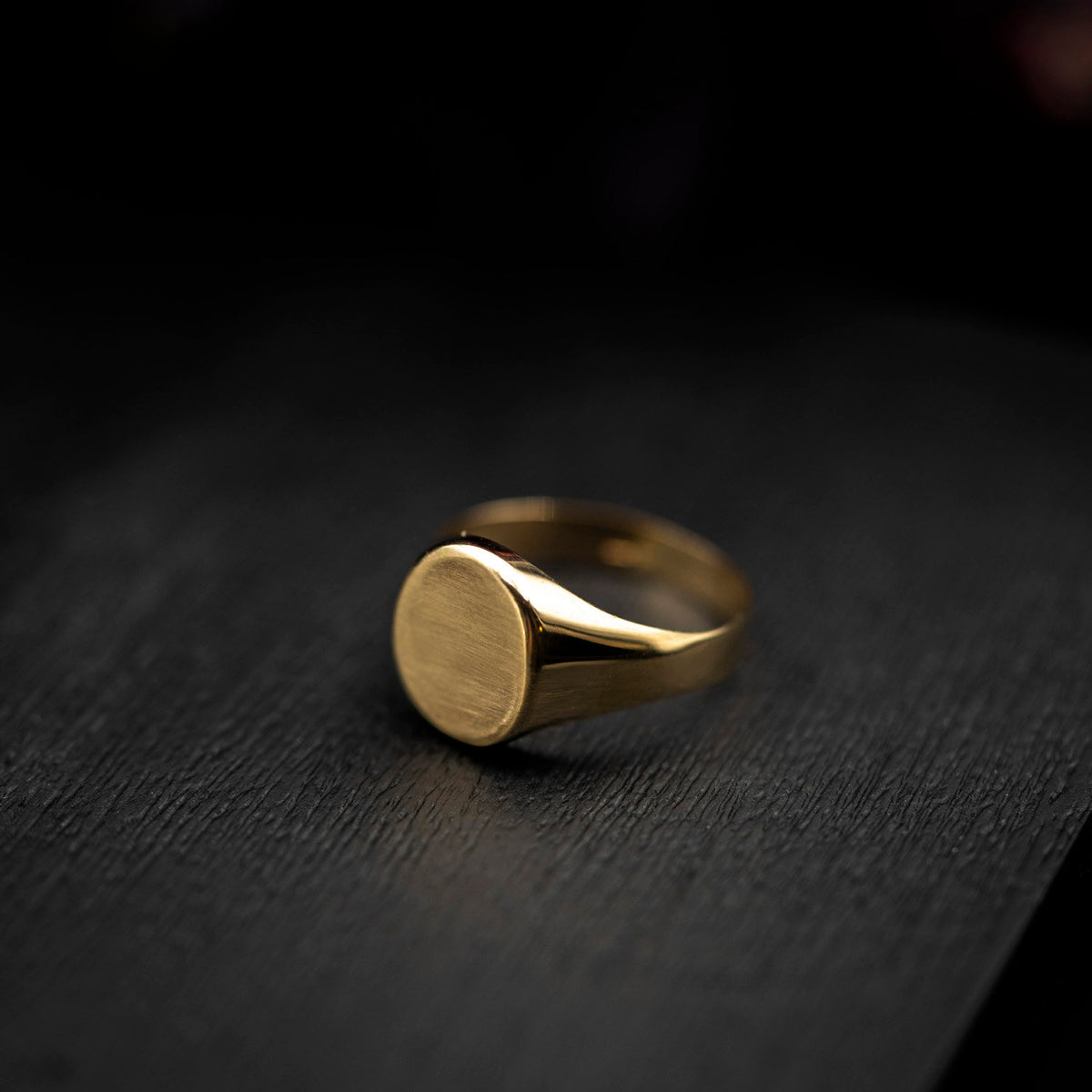 Ring i 14 karat gult gull, blank og matt, 13 mm bred, bilde 3 av 4