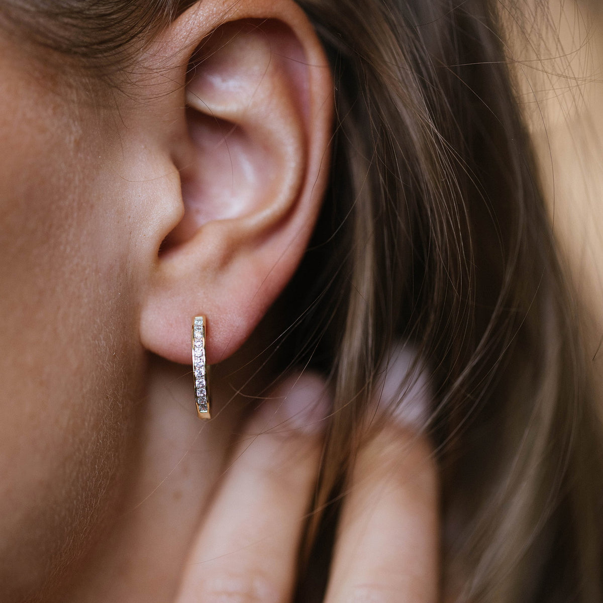 Øredobber i forgylt sølv med zirkonia, 15 x 3 mm, bilde 3 av 3