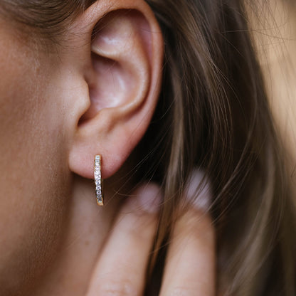 Øredobber i forgylt sølv med zirkonia, 15 x 3 mm, bilde 3 av 3