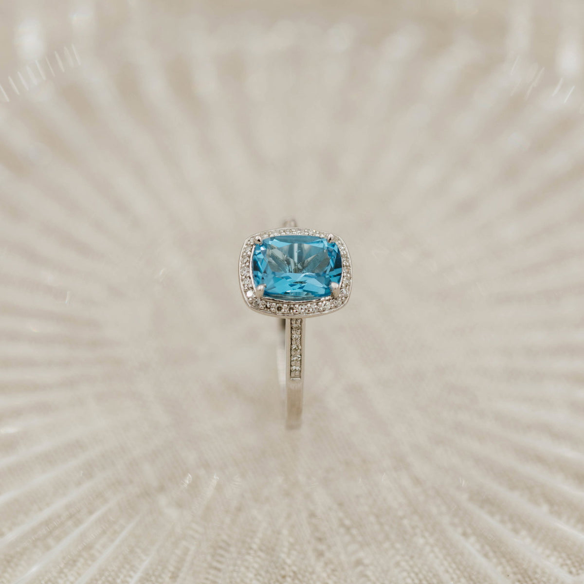 Ring i 14 karat hvitt gull med diamant og topas 0,10 ct, 10 mm, bilde 2 av 4