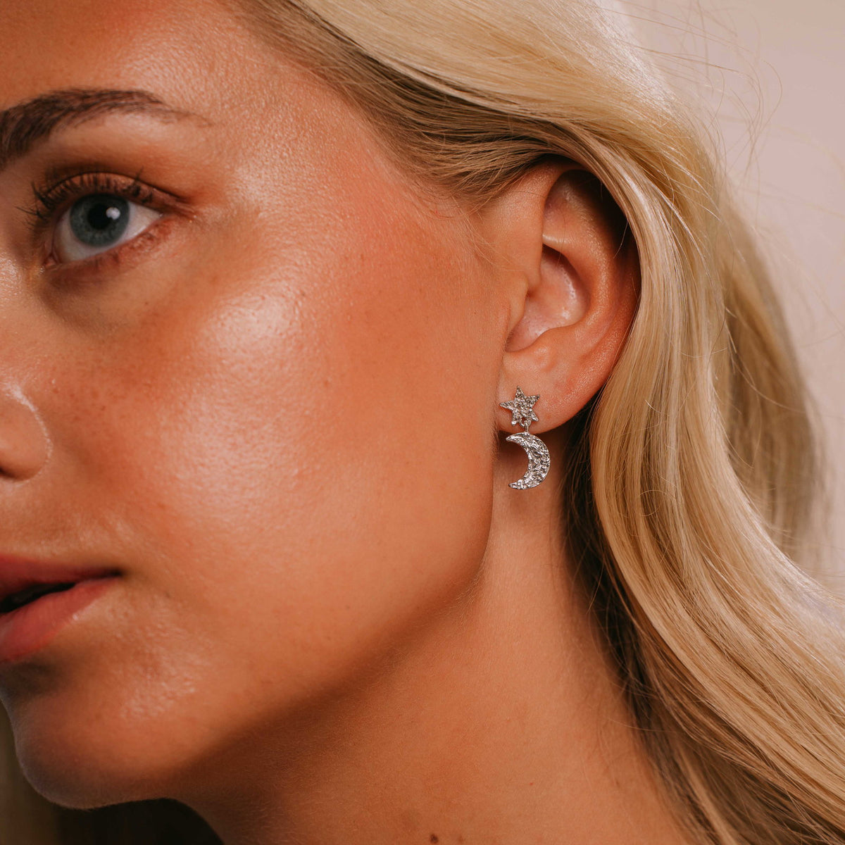 Shapes Celeste øredobber i 925 sølv, hamret, 22 mm, bilde 2 av 3