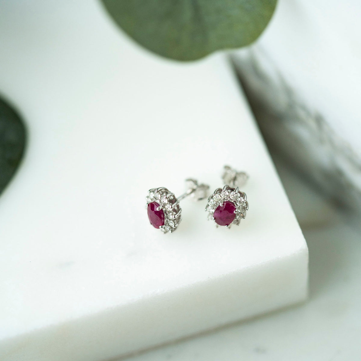 Øredobber i 14 karat hvitt gull med diamant 0,48 ct og rubin, bilde 5 av 5