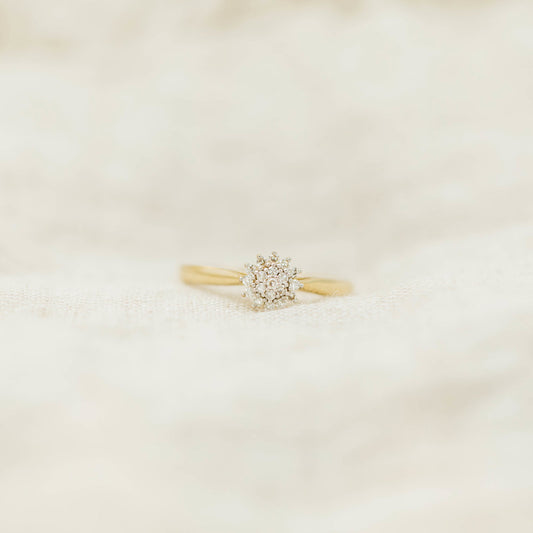 Ring i 14 karat gull med diamant 0,15 ct, rosett 6,8 mm, bilde 2 av 3