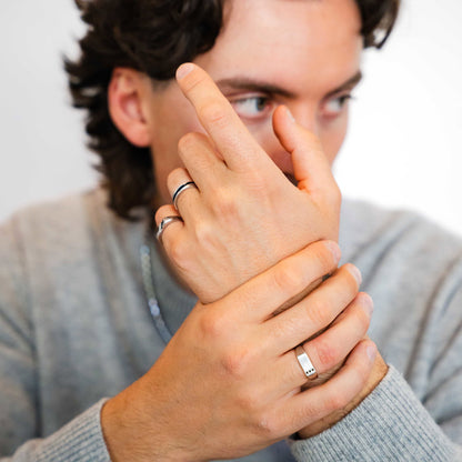 Ring i 925 sølv med sort zirkonia, bredde 2 mm, bilde 7 av 8