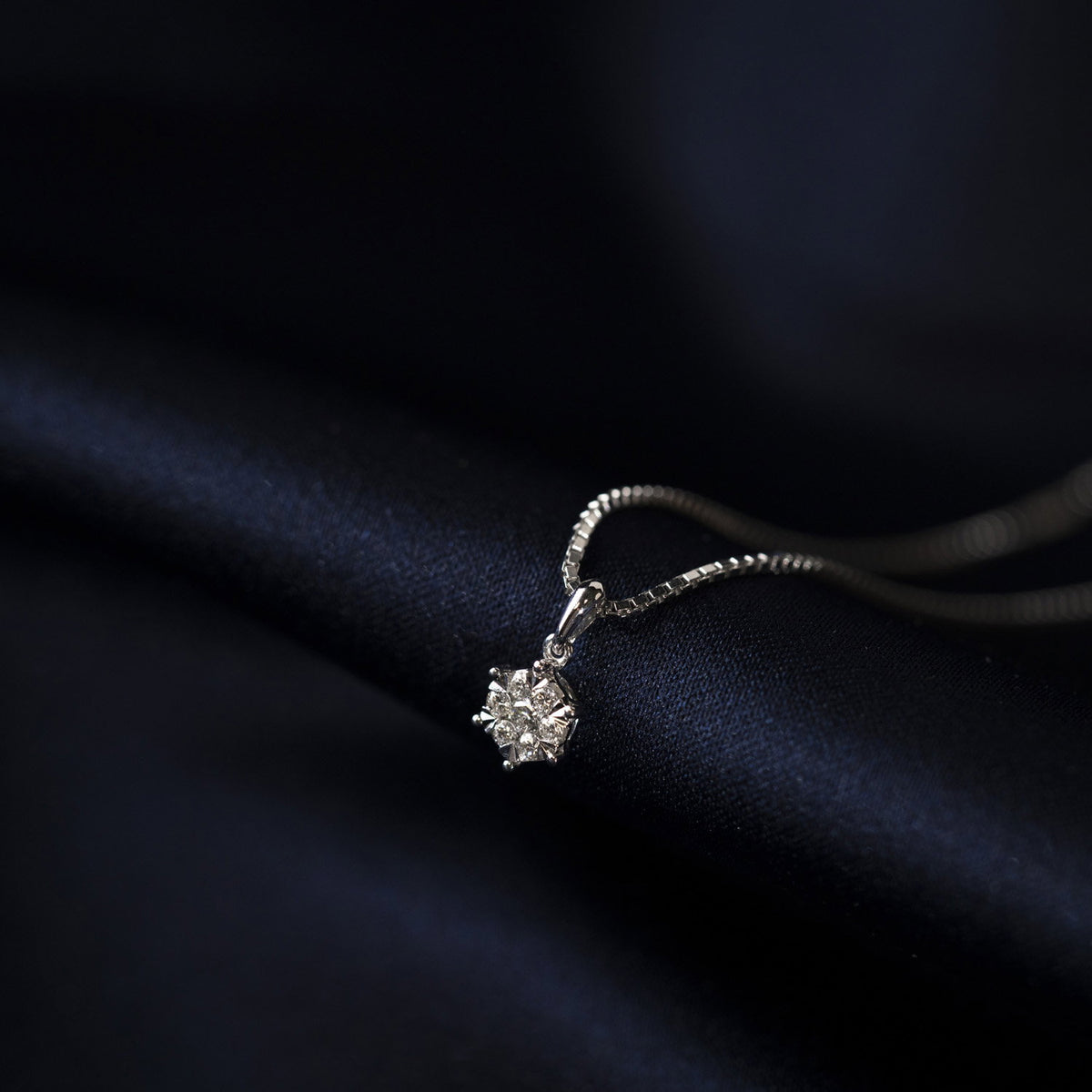 Illusjon anheng i hvitt gull med diamant 0,15 ct, bilde 3 av 3