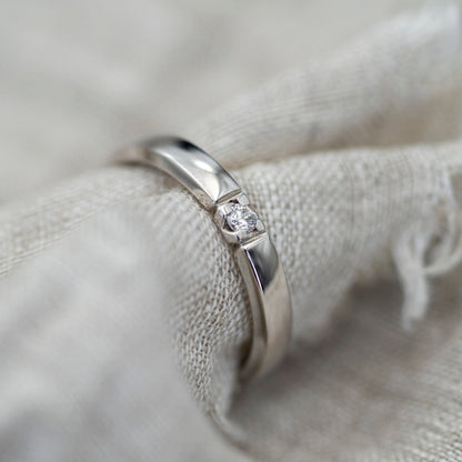 Beta ring i 14 karat hvitt gull med diamant 0,05 ct, bilde 2 av 3