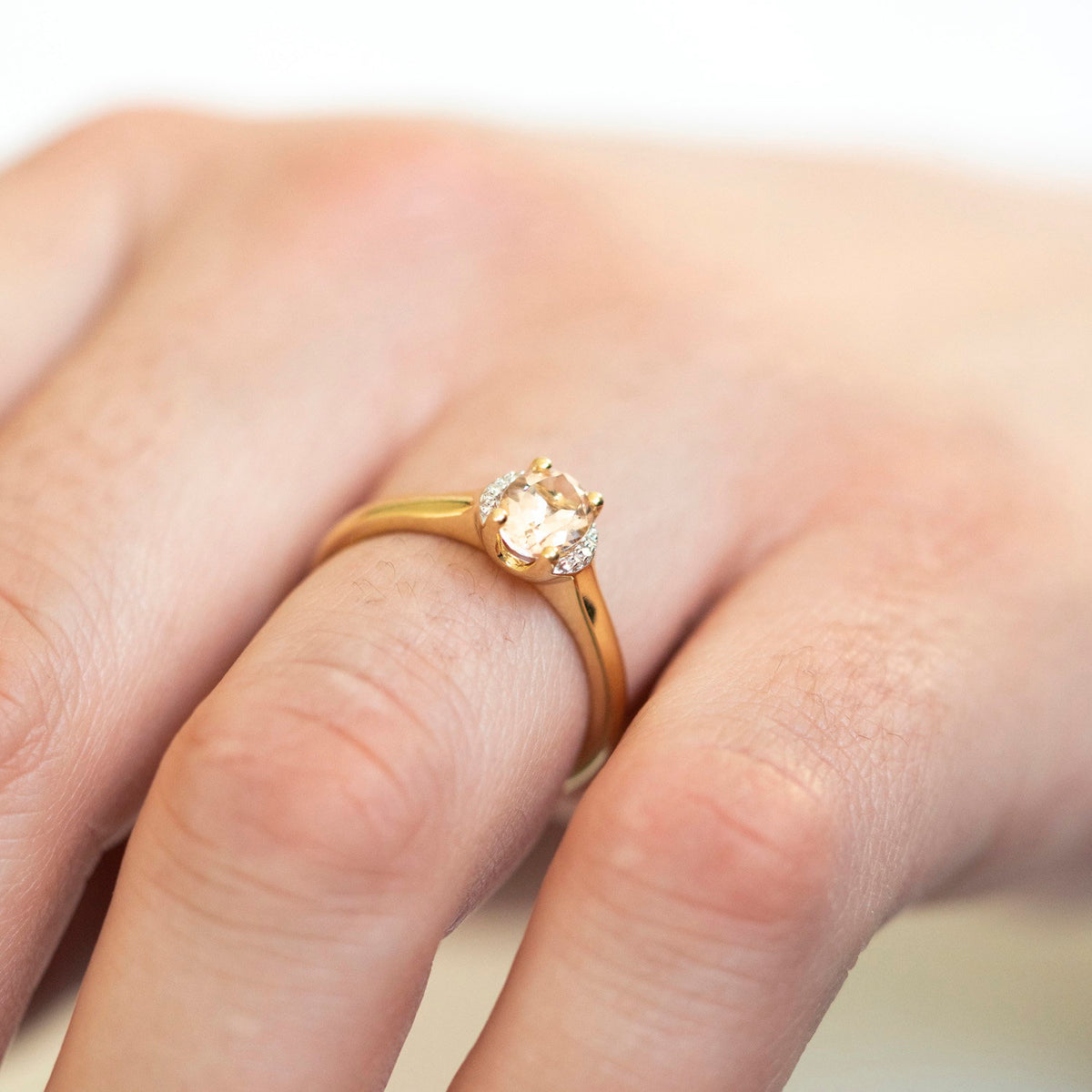 Ring i 585 gult gull med diamanter og morganitt, 7 mm bred, bilde 2 av 4