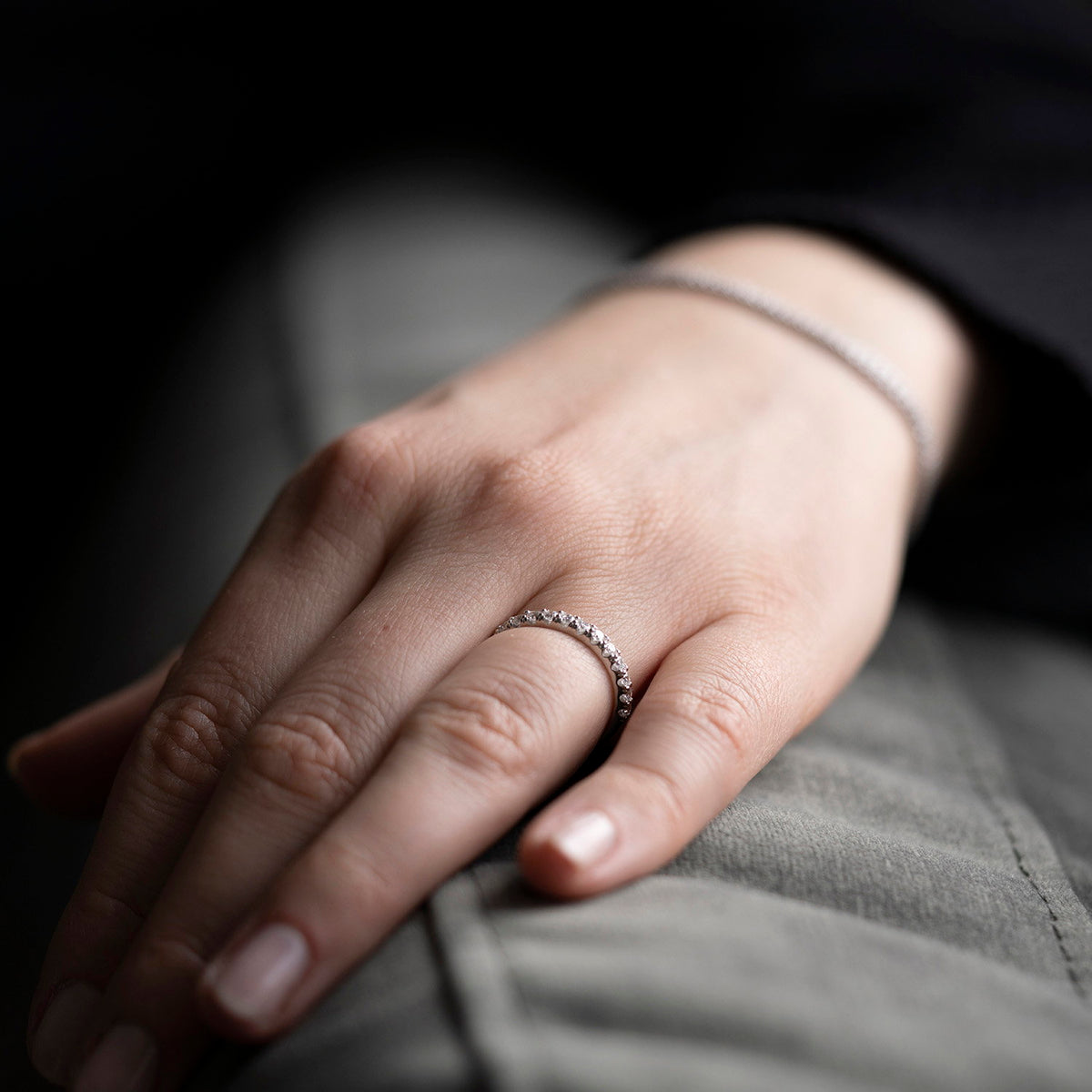 Ring i 14 karat hvitt gull med diamant 0,15 ct, 2,3 mm, bilde 2 av 4