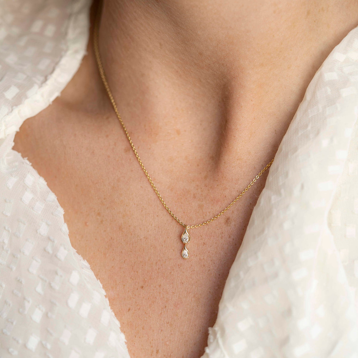 Anheng i 14 karat gull med diamanter 0,16 ct, dråpeform, bilde 2 av 2