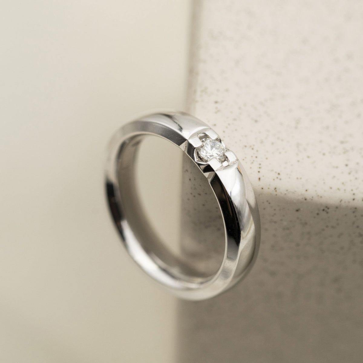 Beta ring i 14 karat hvitt gull med diamant 0,15 ct, bilde 2 av 4