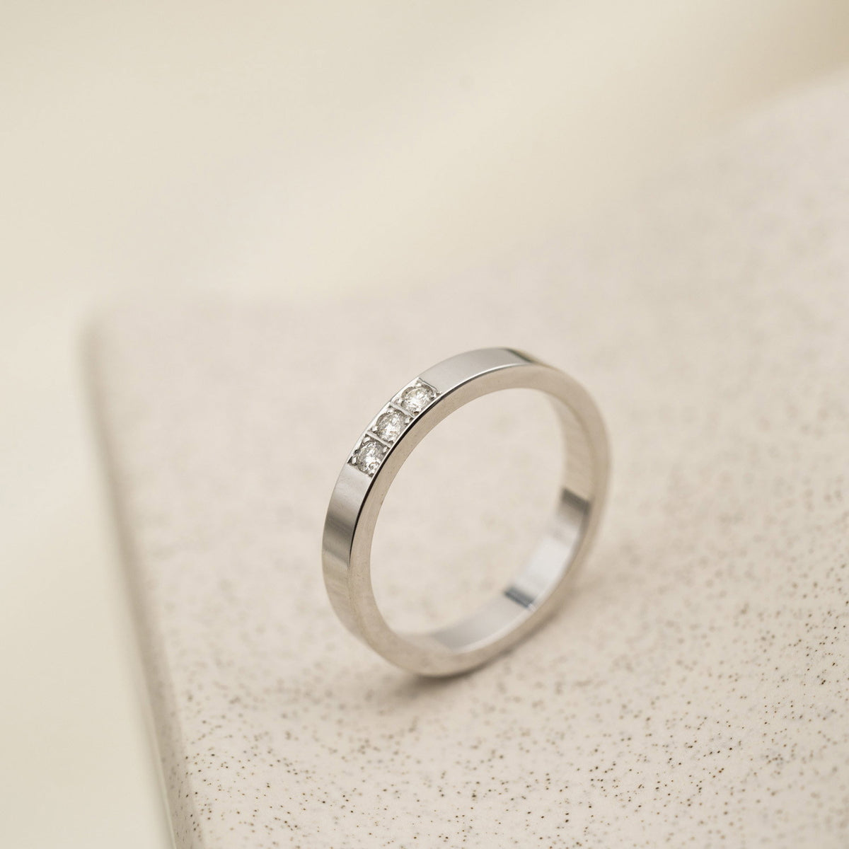 Delta ring i 14 karat hvitt gull med diamant 0,09 ct, bilde 4 av 4