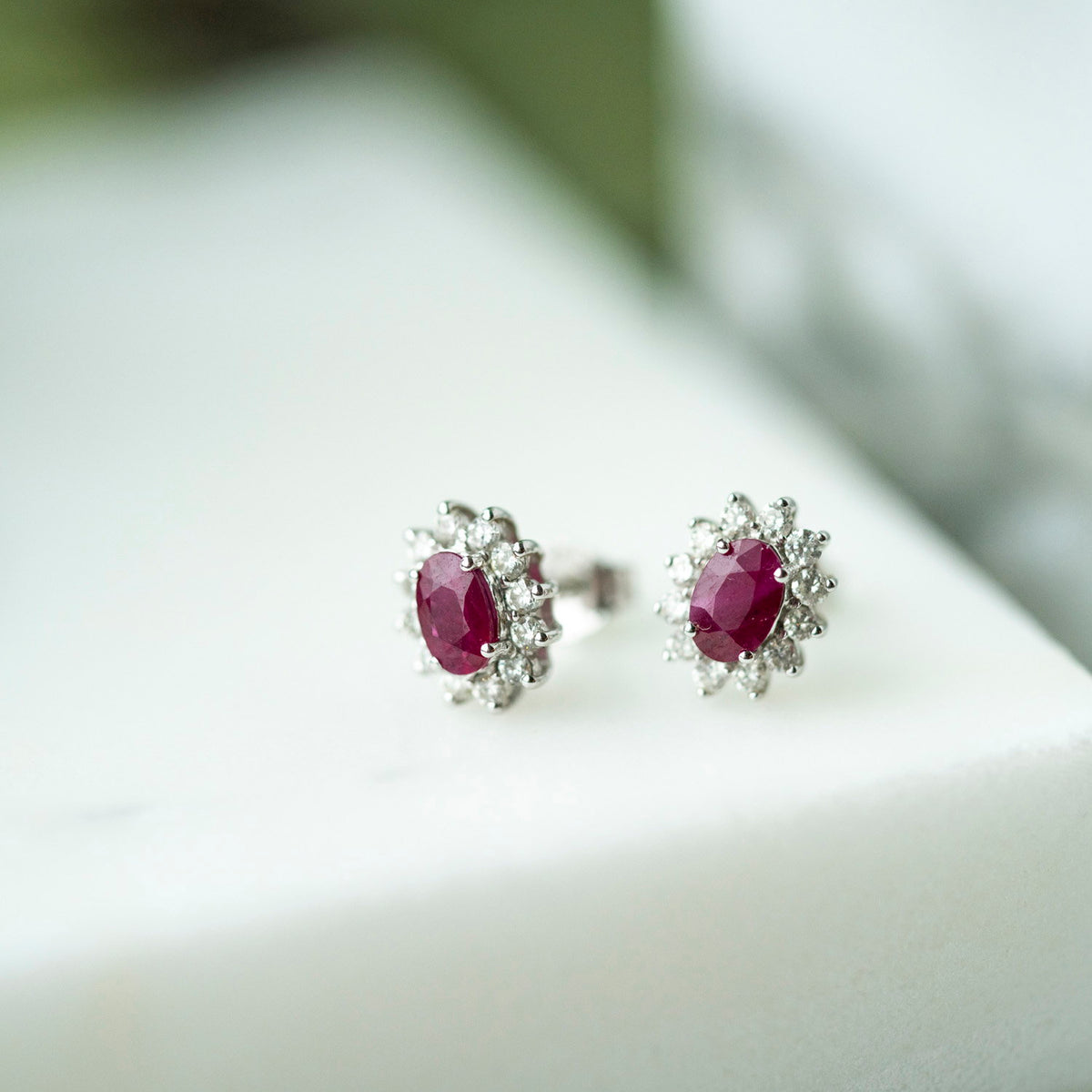 Øredobber i 14 karat hvitt gull med diamant 0,48 ct og rubin, bilde 4 av 5