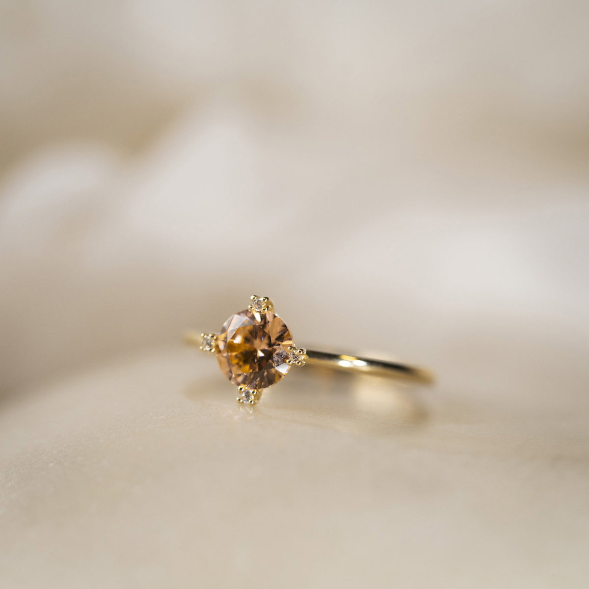 Ring i 14 karat gult gull med zirkonia, 8 mm, bilde 3 av 4