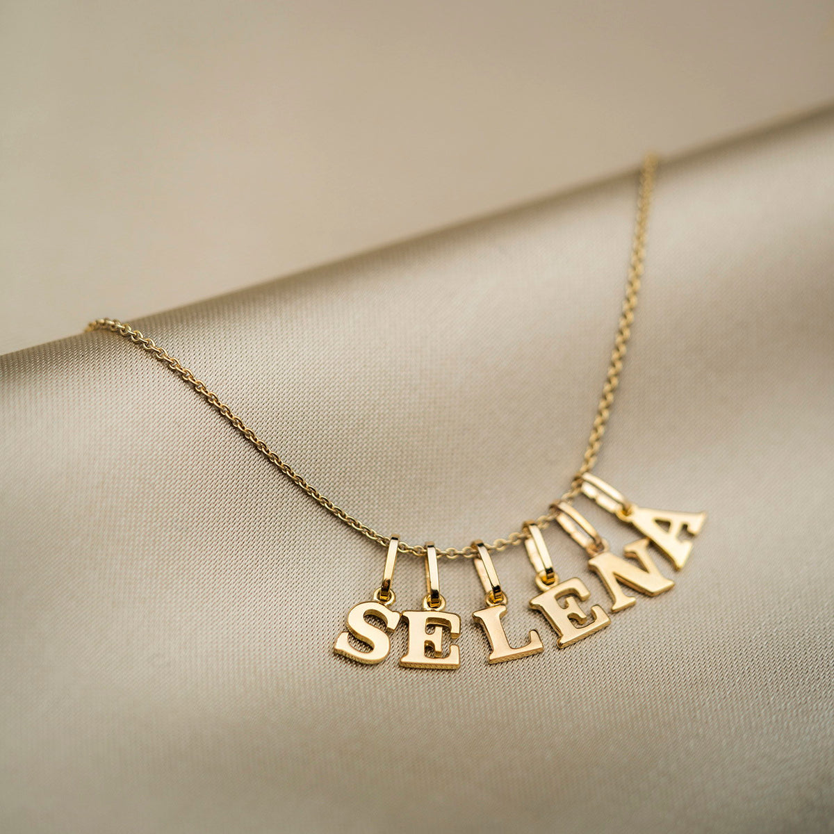 Anheng i 585 gult gull, bokstav K, bilde 3 av 4