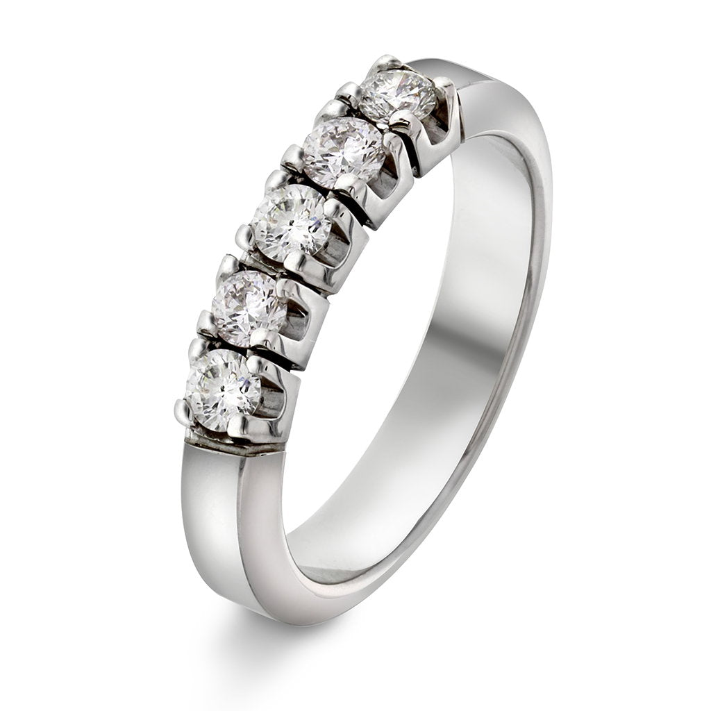 Sigma ring i 14 karat hvitt gull med 5 diamanter 0,50 ct, 4,2 mm