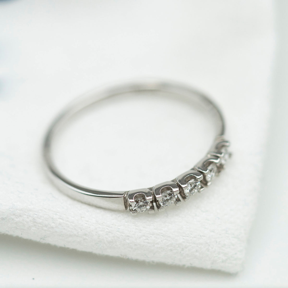 Ring i 14 karat hvitt gull med diamant 0,15 ct, 2,3 mm, bilde 3 av 4