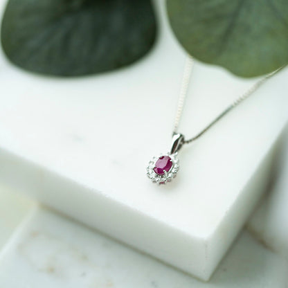 Anheng i 14 karat hvitt gull med rubin og diamant 0,14 ct, bilde 4 av 4