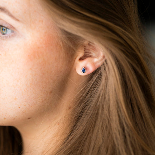 Øredobber i 14 karat hvitt gull med diamant 0,08 ct og safir, bilde 2 av 4