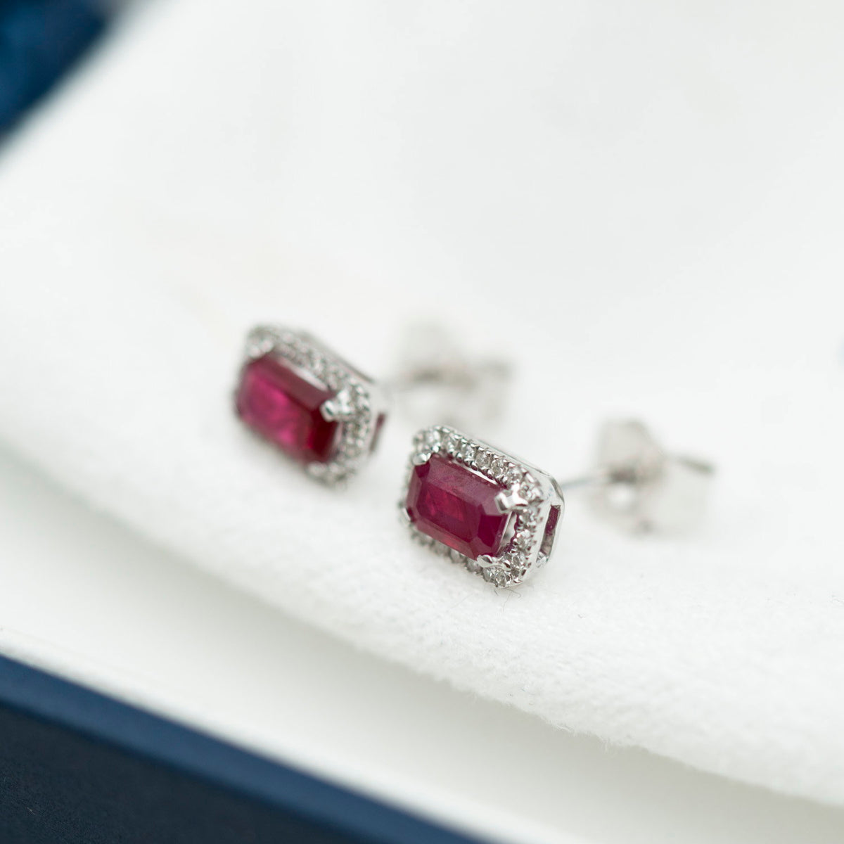 Øredobber i 14 karat hvitt gull med diamant og rubin, bilde 2 av 3