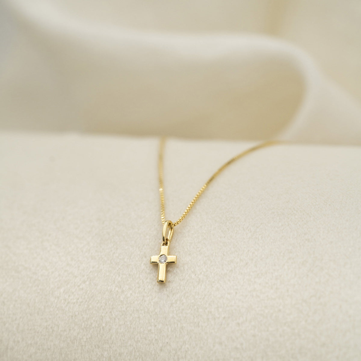 Anheng til barn i gull med diamant 0,03 ct