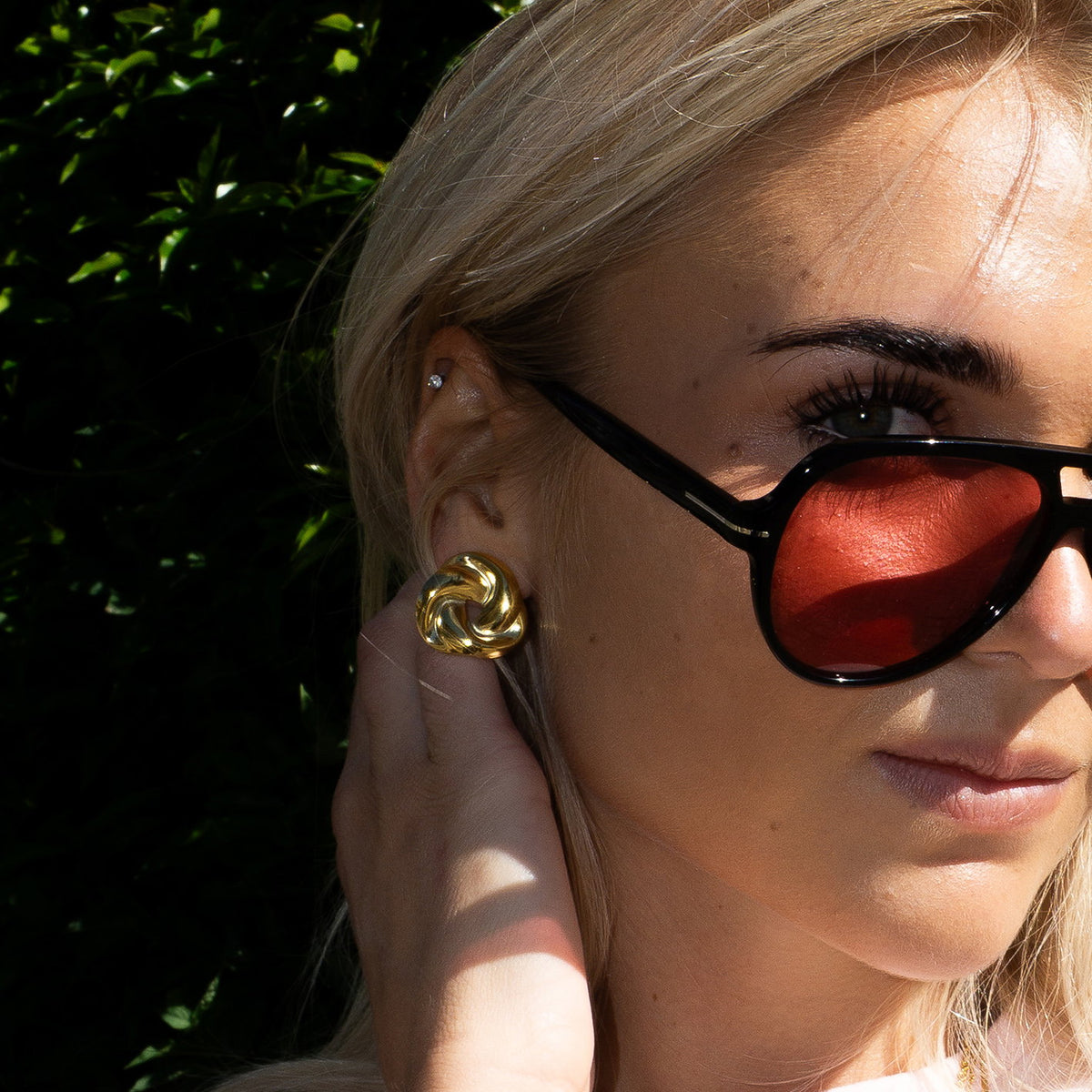 Frida Leonore Kindred øredobber i forgylt stål, 23 mm, bilde 2 av 10