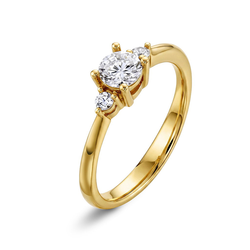 Ring i 14 karat gult gull med tre diamanter 0,60 ct, 5 mm