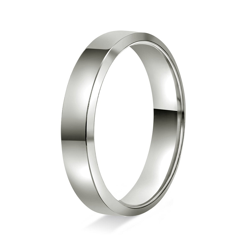 Ring i hvitt gull, flat med skråkant 4 mm