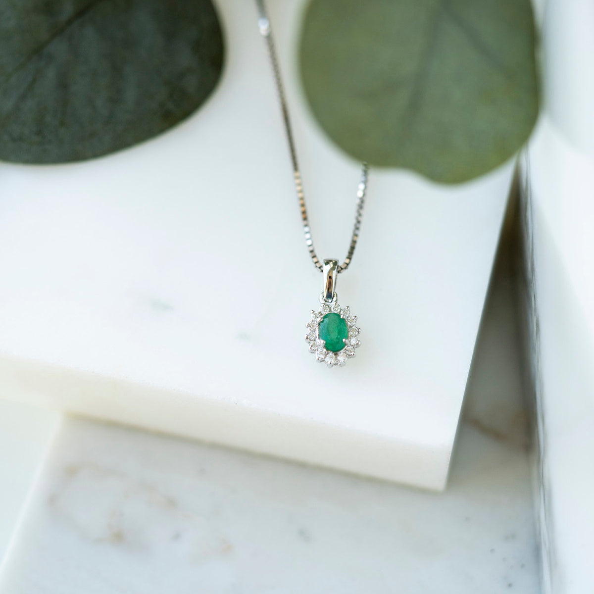 Anheng i 14 karat hvitt gull med smaragd og diamant 0,14 ct, bilde 3 av 4