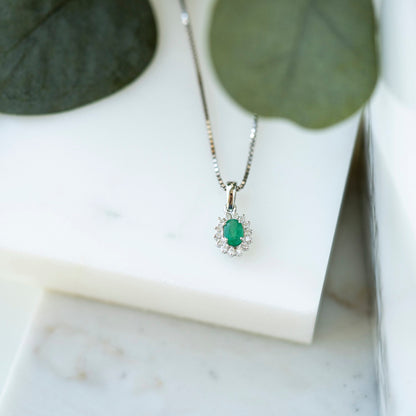 Anheng i 14 karat hvitt gull med smaragd og diamant 0,14 ct, bilde 3 av 4